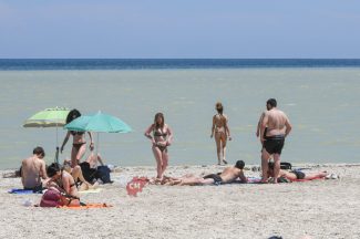2-giugno-in-spiaggia-bagnanti-lungomare-sud-civitanova-FDM-4-325x216