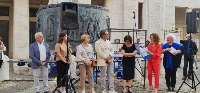 Amministratori-comunali-insieme-alla-direttrice-della-Banda-M°-Sabrina-Barboni