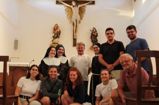 Foto-di-gruppo-per-le-monache-e-alcuni-fedeli