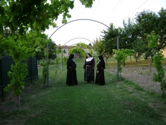 Il-monastero-di-Santa-Chiara-a-Camerino-2-325x244