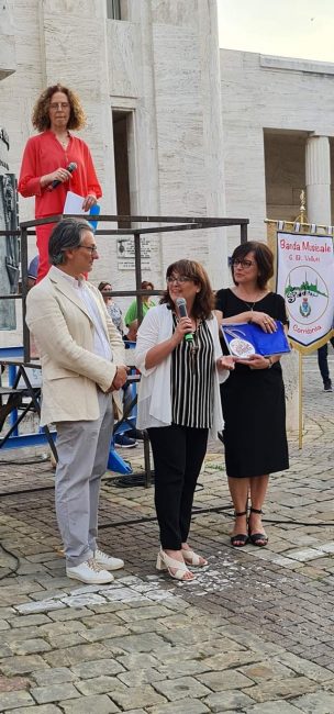 Presidente-della-Banda-Cittadina-Luciana-Ciocci-insime-al-sindaco-Giampaoli-e-assessore-Cesca