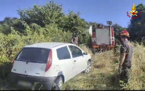 auto-in-un-campo
