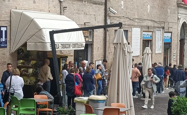 coda-passaporti-macerata-e1686913331989-650x401