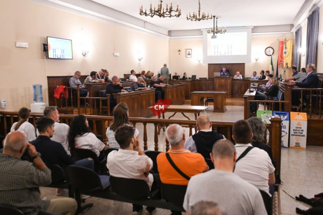 protesta-asili-in-consiglio-comunale-giugno-2023-civitanova-FDM-9-650x433