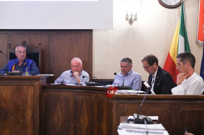 protesta-asili-in-consiglio-comunale-giugno-2023-troiani-morosi-morresi-cognigni-civitanova-FDM-650x433