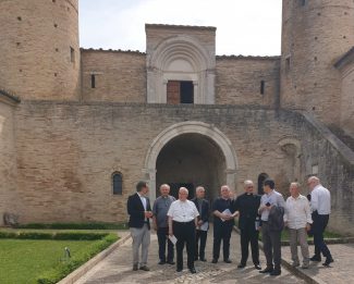 vescovi-umbri-in-visita-alla-chiesa-di-San-Claudio-e1687852637797-325x261