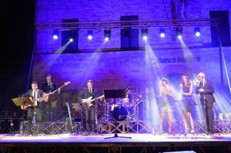La-Compagnia-di-Musicultura-a-Montecassiano-2-325x216