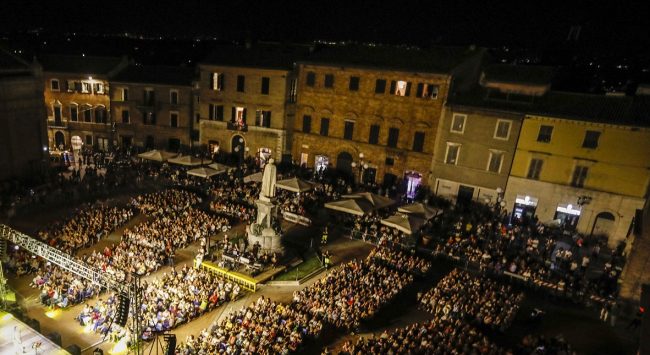 Recanati-Lunaria-Piazza-Giacomo-Leopardi-1-650x355