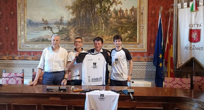 Sindaco-Bravi-Paolo-Bravi-Sergio-Bartoli-Michele-Diletti-con-la-maglia-da-lui-disegnata-di-6alle6-650x353