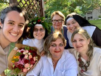 Suor-Chiara-Viktoriya-nel-giorno-della-laurea-a-Roma-2-325x244