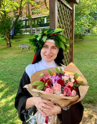 Suor-Chiara-Viktoriya-nel-giorno-della-laurea-a-Roma-3-312x400