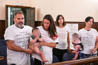 consiglio-comunale-protesta-famiglie-nidi