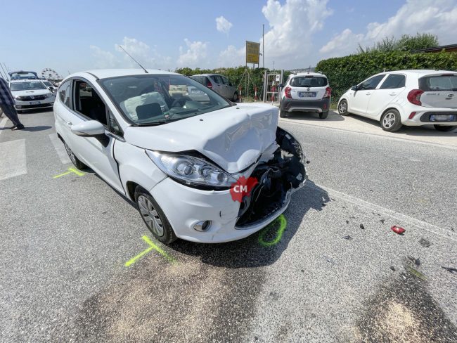 incidente-scontro-frontale-lungomare-scarfiotti-scossicci-porto-recanati-FDM-1-650x488