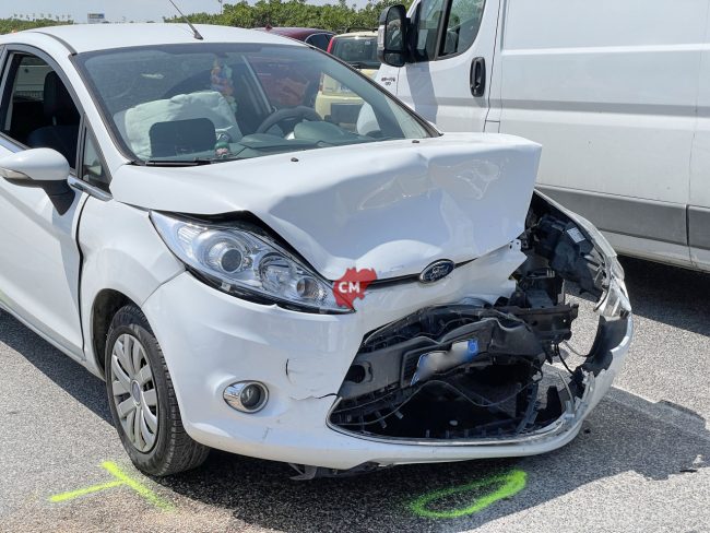 incidente-scontro-frontale-lungomare-scarfiotti-scossicci-porto-recanati-FDM-2-650x488