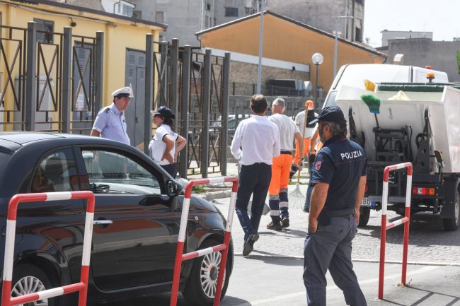 intervento-pulizia-piazzale-stazione-vigili-urbani-polizia-civitanova-FDM-3-650x433