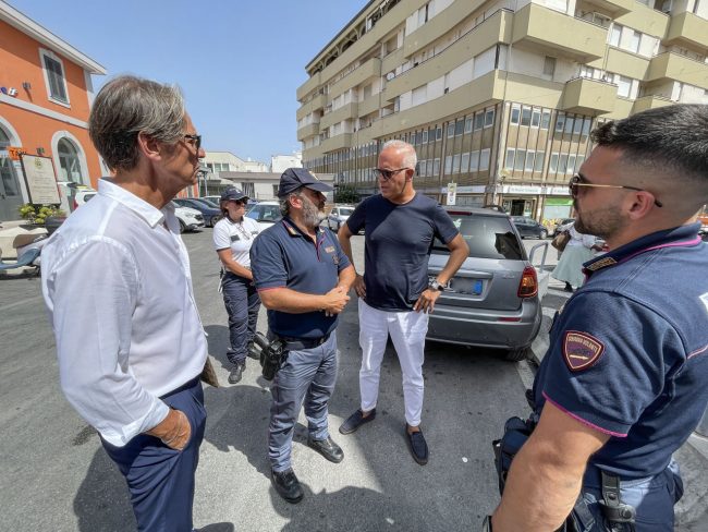 intervento-pulizia-piazzale-stazione-vigili-urbani-polizia-cognigni-ciarapica-civitanova-FDM-7-650x488
