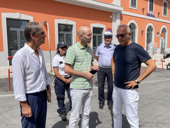 intervento-pulizia-piazzale-stazione-vigili-urbani-polizia-cognigni-ciarapica-civitanova-FDM-8-650x488