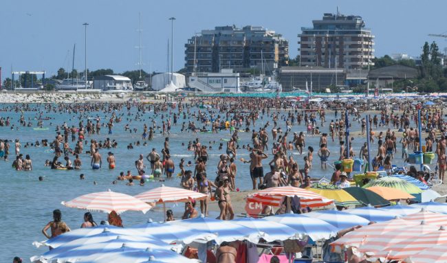 spiaggia-affollata-luglio-2023-lungomare-nord-civitanova-FDM-2-650x383
