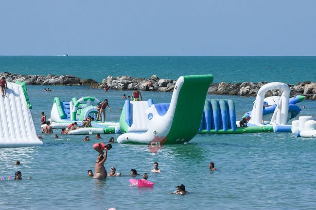 spiaggia-affollata-luglio-2023-lungomare-nord-civitanova-FDM-3-650x433
