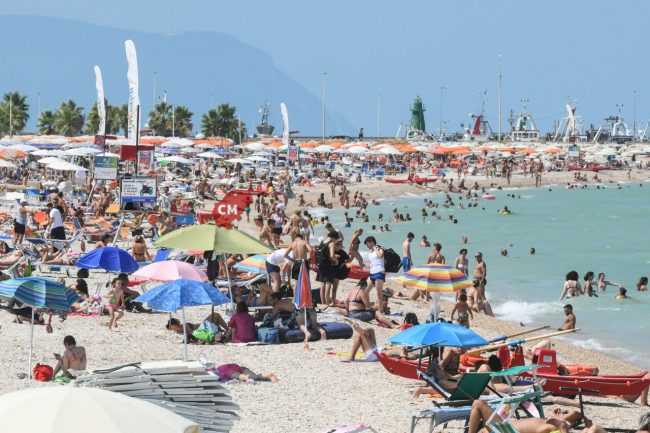 spiaggia-affollata-luglio-2023-lungomare-sud-civitanova-FDM-1-650x433