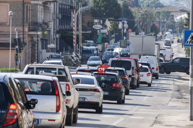 traffico-statale-16-civitanova-via-carducci-650x433