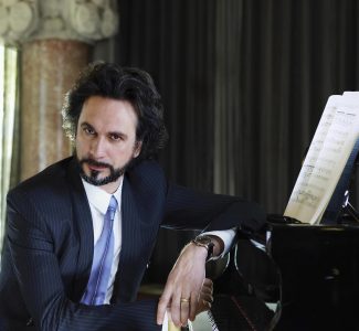 Fabio-Armiliato-©Antoni-Bernad-Fidelio-Artist-3-1-325x300