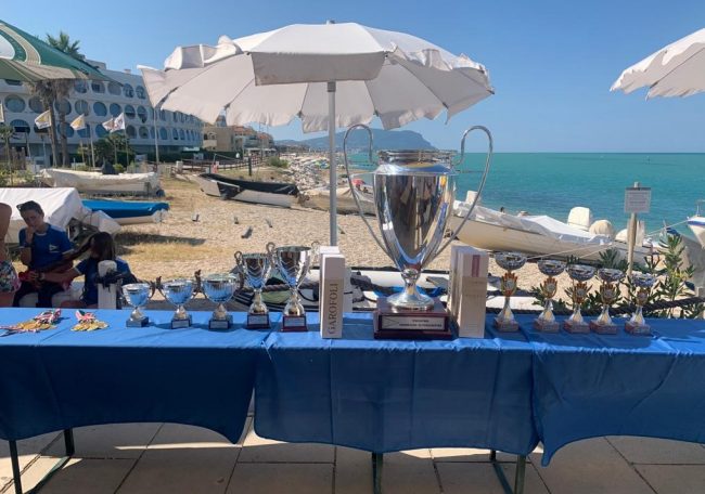 Foto-tavolo-Coppe-e-Trofeo