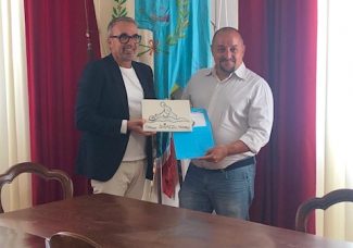Il-Sindaco-Paolo-Teodori-e-il-Presidente-APOS-Alberto-Scattarelli-e1691479005644-325x228