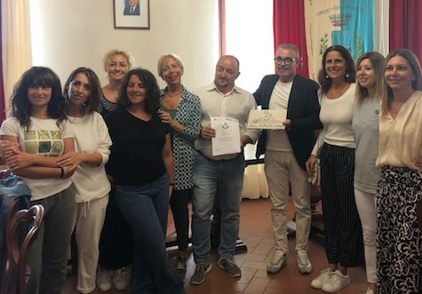 Il-Sindaco-Paolo-Teodori-e-le-operatrici-ed-operatori-APOS-e1691478965987