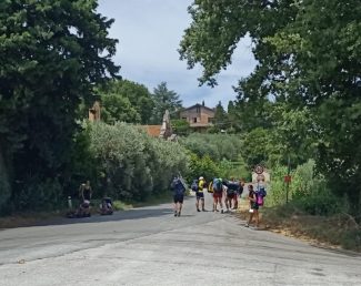 Il-gruppo-da-Como-arrivato-a-Treia-per-percorrere-la-via-Lauretana-1-325x258