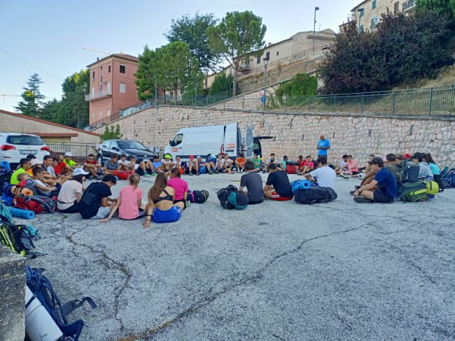 Il-gruppo-da-Como-arrivato-a-Treia-per-percorrere-la-via-Lauretana-2-650x488