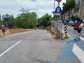 Il-gruppo-da-Como-arrivato-a-Treia-per-percorrere-la-via-Lauretana-3-325x244