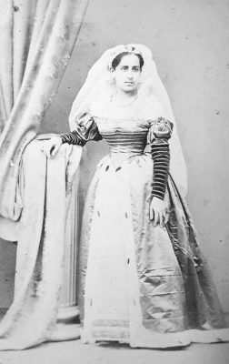 La-Duchessa-Vittoria-Sforza-Cesarini-1846-1932-in-costume-da-Vittoria-Colonna-Collezione-A.-Cotticelli-252x400