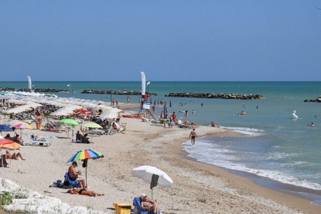 balneari-spiaggia-ombrelloni-porto-potenza-picena-ppp-FDM-2-650x433