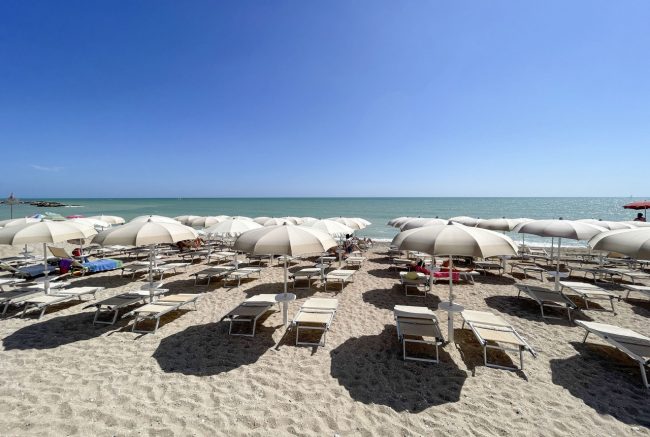 balneari-spiaggia-ombrelloni-porto-potenza-picena-ppp-FDM-6-650x437
