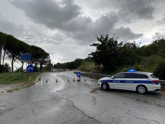 via-Mattei-chiusa-polizia-municipale