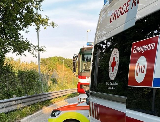 vigili-del-fuoco-cri-automedica-ambulanza-e1704096244447-650x494