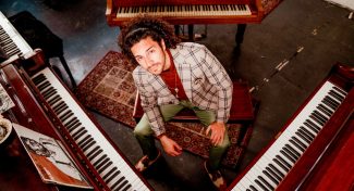 Emmet-Cohen-photo-by-Gabriela-Gabrielaa-01058-1-325x176