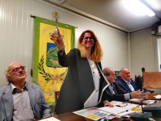 Il-Sindaco-di-Ussita-spruzza-il-profumo-creato-per-il-progetto