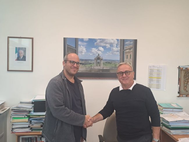 Il-sindaco-Franco-Capponi-insieme-al-presidente-Circolo-Auser-Treia-Andrea-Biondi