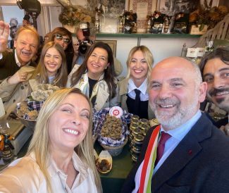 La-Meloni-con-il-sindaco-nello-stand-di-tartufi-Tofani-