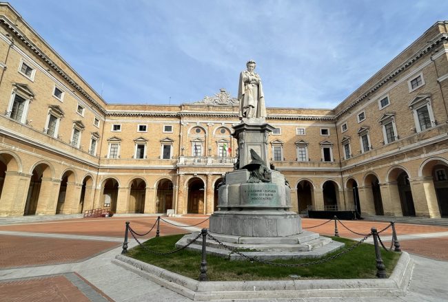 RECANATI-Palazzo-Comunale-Piazza-Giacomo-Leopardi-4-650x439