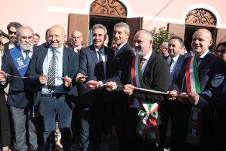 Taglio-del-nastro-