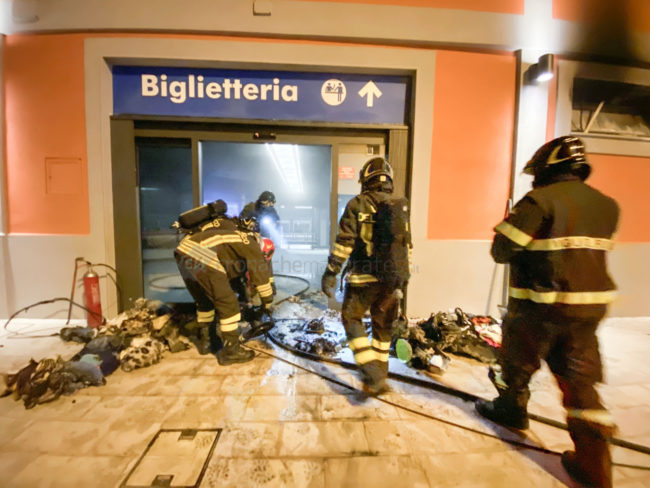 incendio-biglietteria-stazione-vdf-civitanova-FDM-5-650x488-1