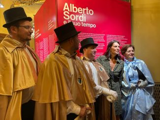 soci-marchesi-a-casa-Sordi-a-Roma-con-la-curatrice-della-mostra-Alberto-Sordi-e-il-suo-tempo-