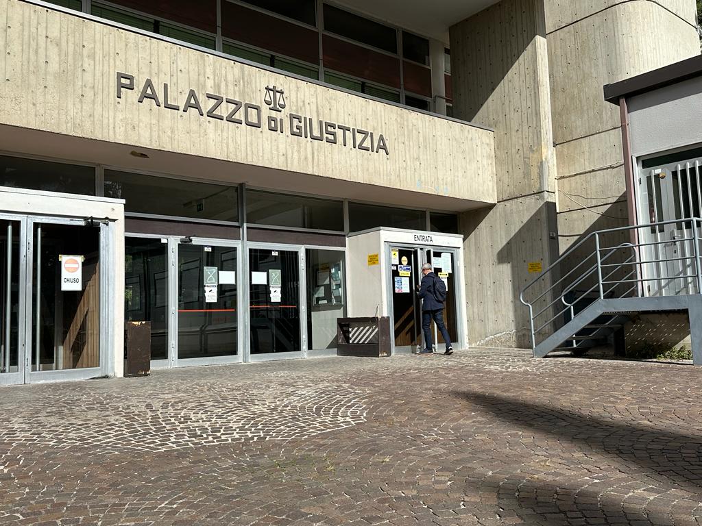 女性に対する集団性暴力、3人が有罪判決、1人が無罪