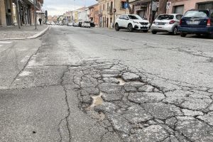 Asfalto da rifare in via Dante Alighieri,  scatta la chiusura notturna