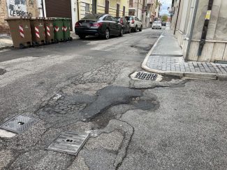 buche-in-strada-via-zara-civitanova-1-325x244