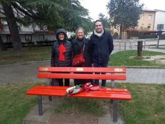 panchina-rossa-tolentino-giornata-contro-la-violenza-sulle-donne-2023-de-bellis-lucaroni-massi-325x244