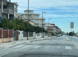 Multa all’auto di una disabile:  in sosta mentre pulivano la strada.  «Pronti al ricorso, questione di principio»